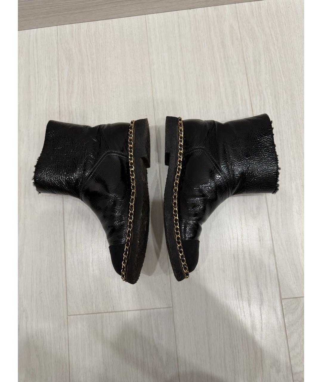 CHANEL Черные полусапоги из лакированной кожи, фото 6