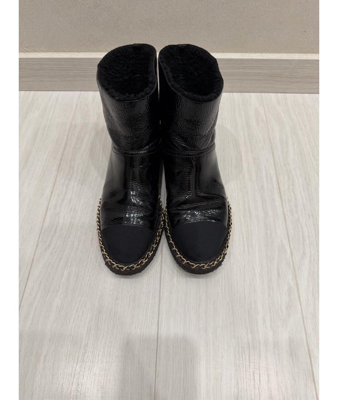 CHANEL Черные полусапоги из лакированной кожи, фото 2