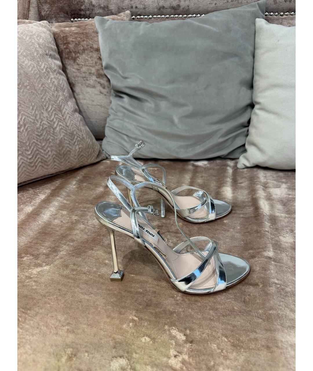 MIU MIU Серебряные босоножки из лакированной кожи, фото 8
