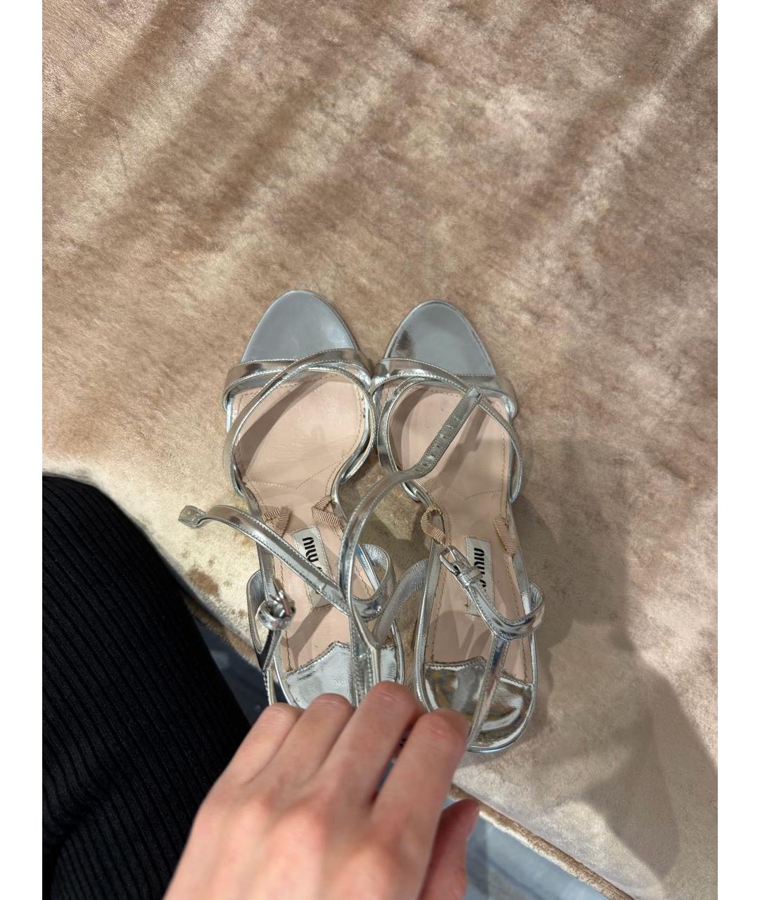 MIU MIU Серебряные босоножки из лакированной кожи, фото 7