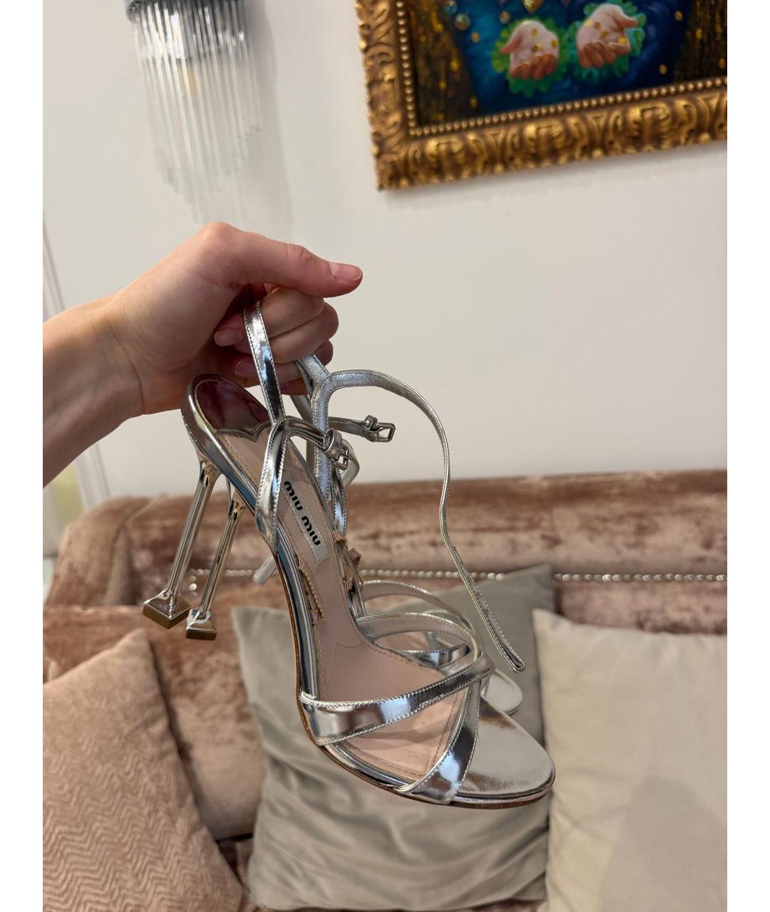 MIU MIU Серебряные босоножки из лакированной кожи, фото 6