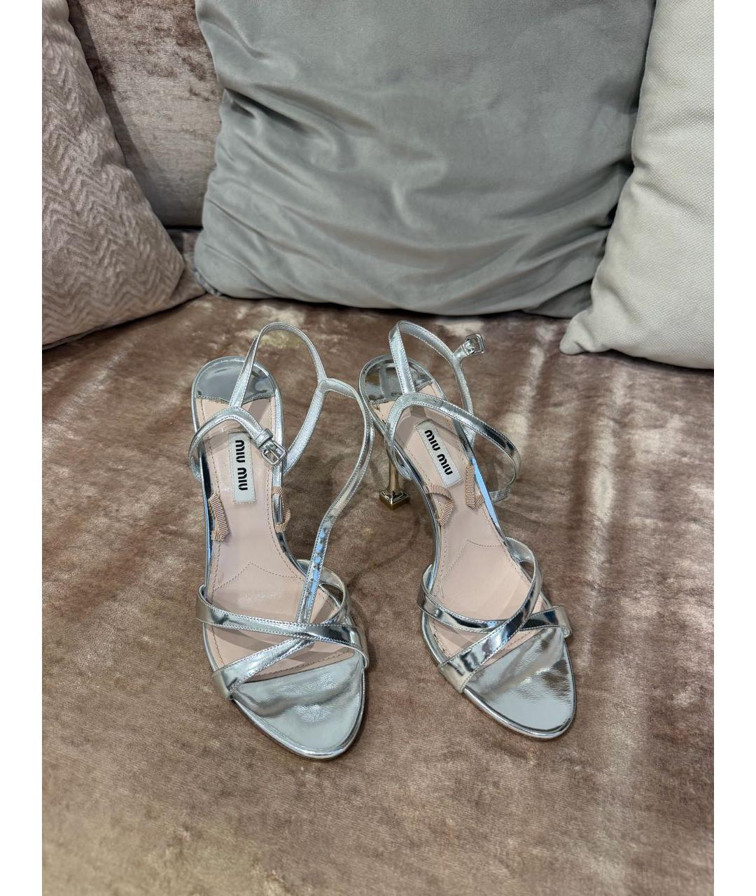 MIU MIU Серебряные босоножки из лакированной кожи, фото 2