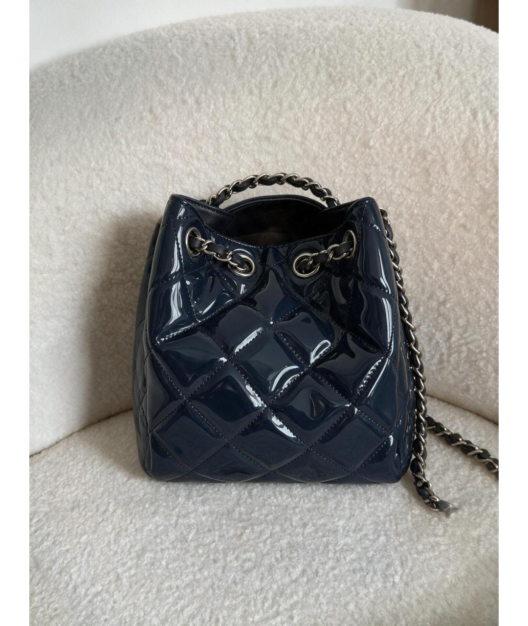 CHANEL Темно-синяя сумка с короткими ручками из лакированной кожи, фото 2