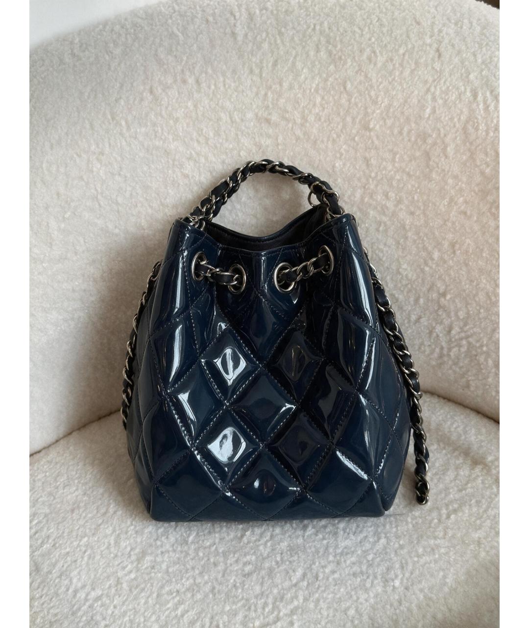 CHANEL Темно-синяя сумка с короткими ручками из лакированной кожи, фото 4