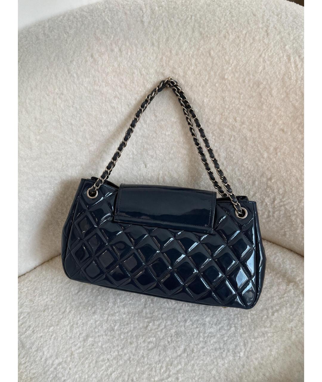 CHANEL Темно-синяя сумка с короткими ручками из лакированной кожи, фото 3