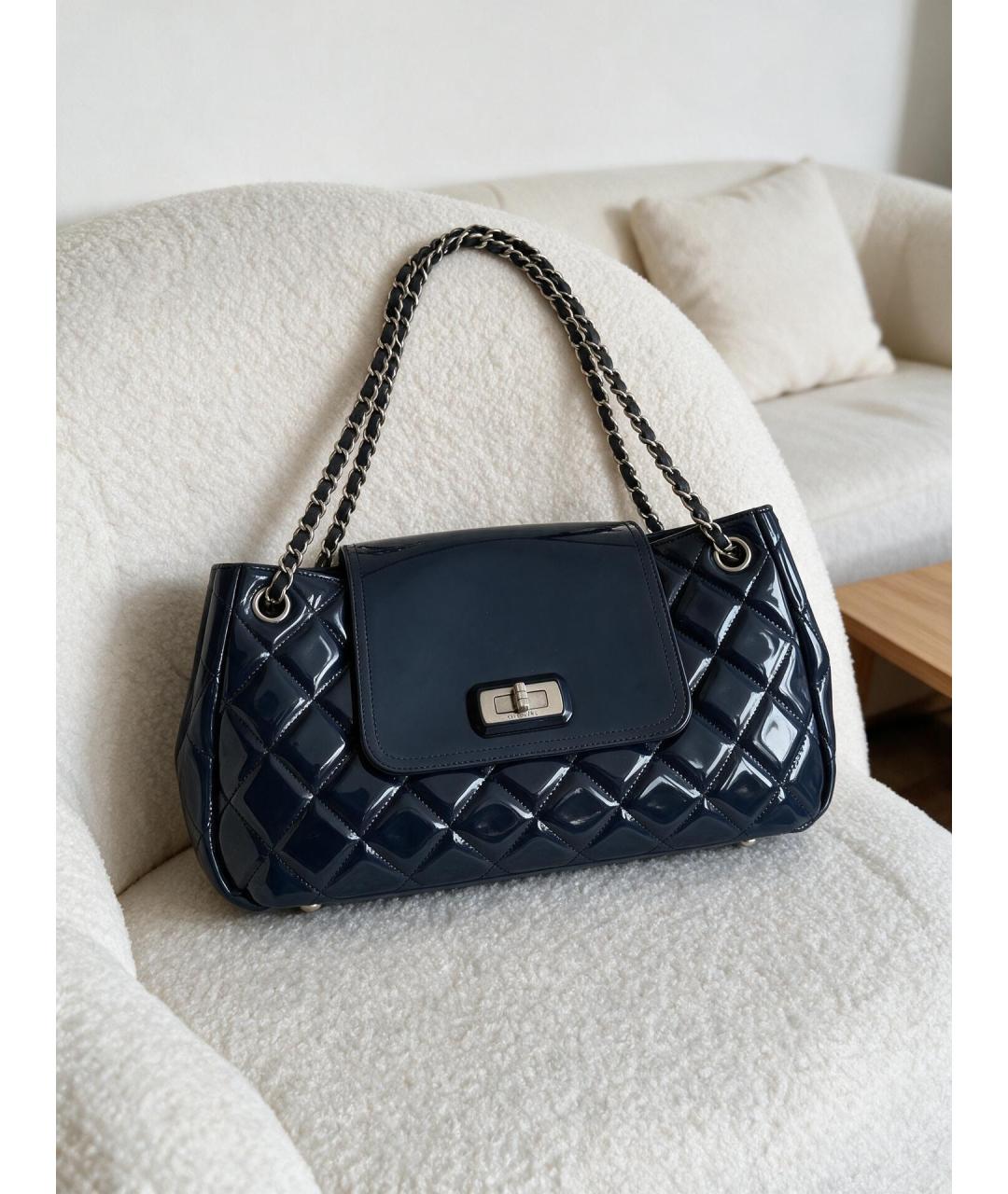 CHANEL Темно-синяя сумка с короткими ручками из лакированной кожи, фото 6