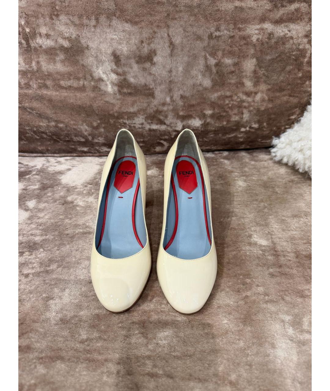 FENDI Бежевые туфли из лакированной кожи, фото 2