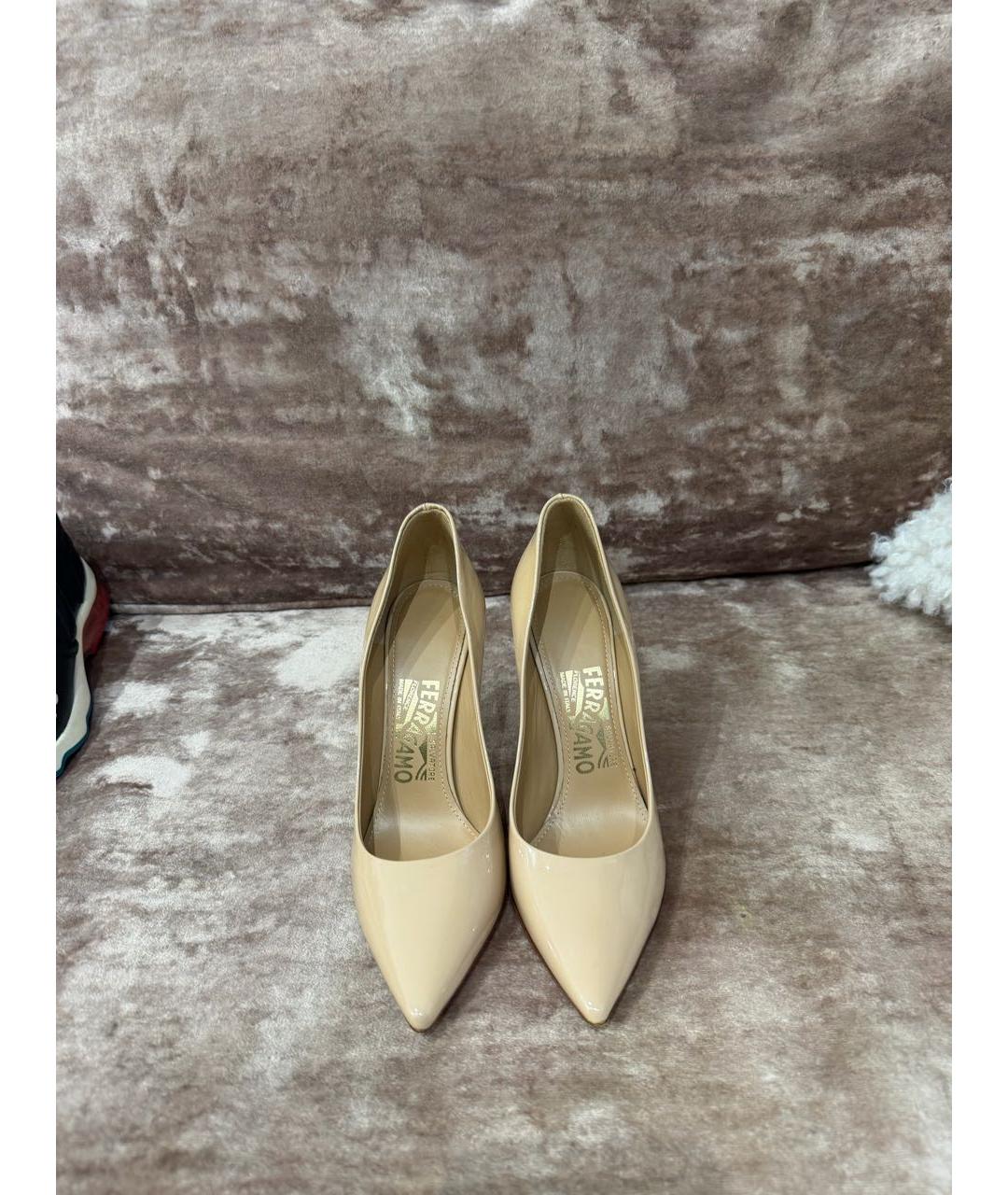 FERRAGAMO Бежевые туфли из лакированной кожи, фото 2
