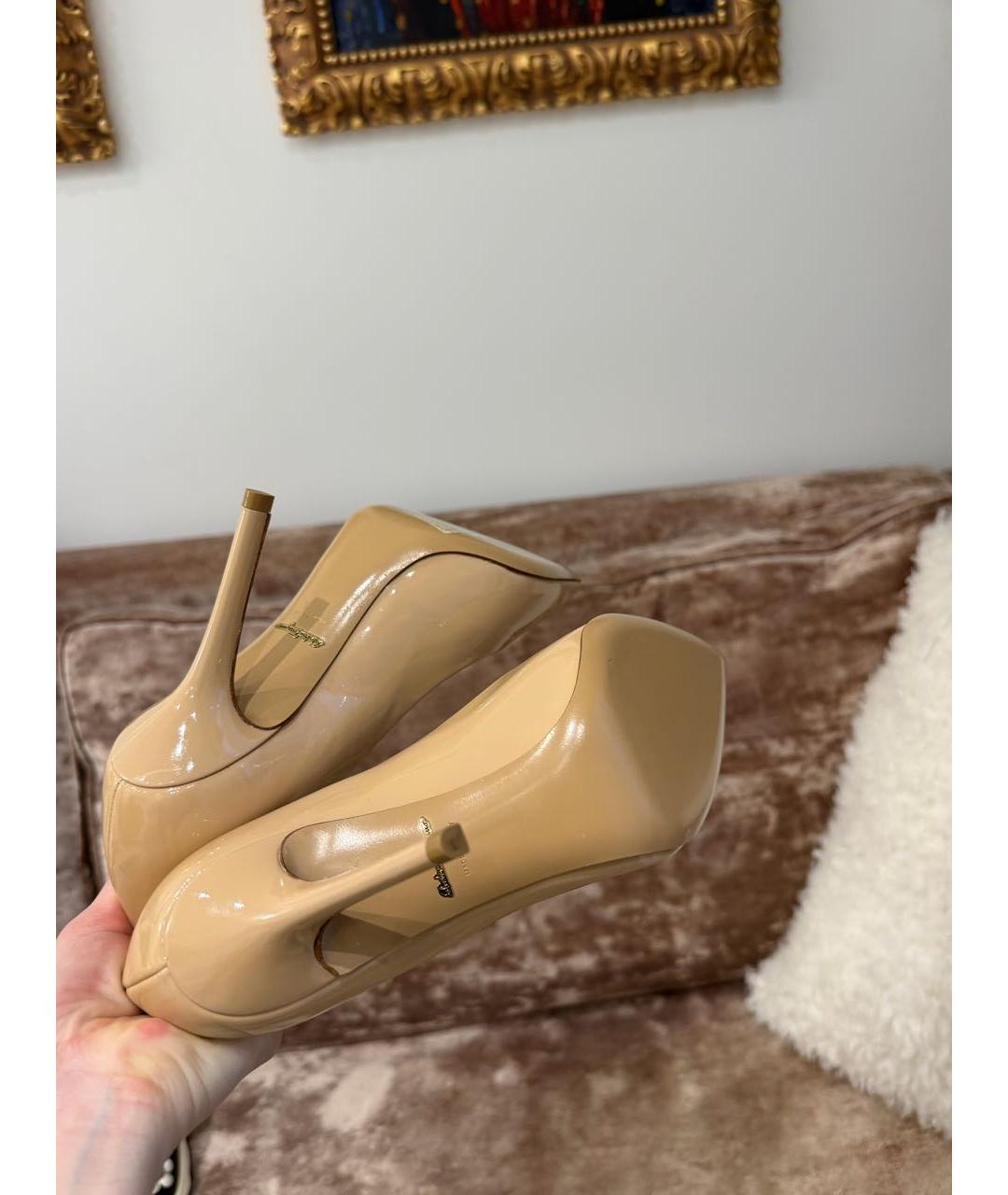 FERRAGAMO Бежевые туфли из лакированной кожи, фото 6