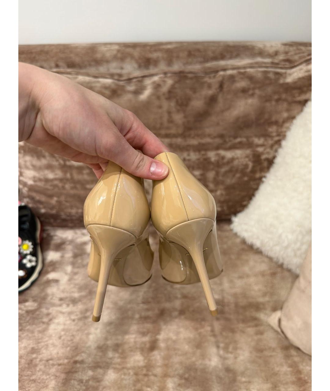 FERRAGAMO Бежевые туфли из лакированной кожи, фото 4
