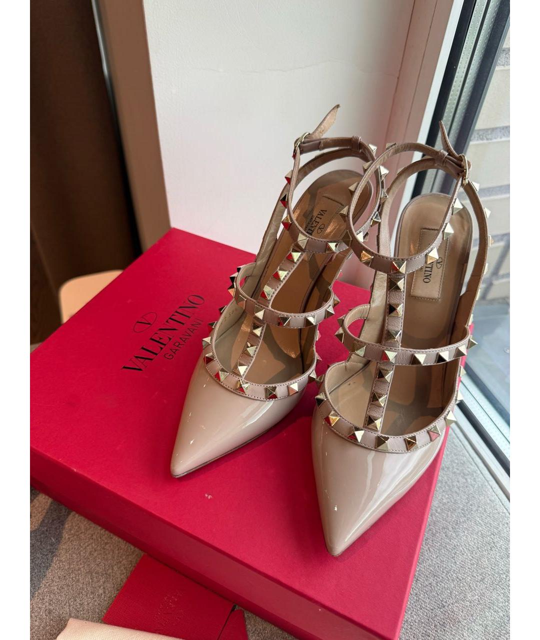VALENTINO Бежевые туфли из лакированной кожи, фото 2