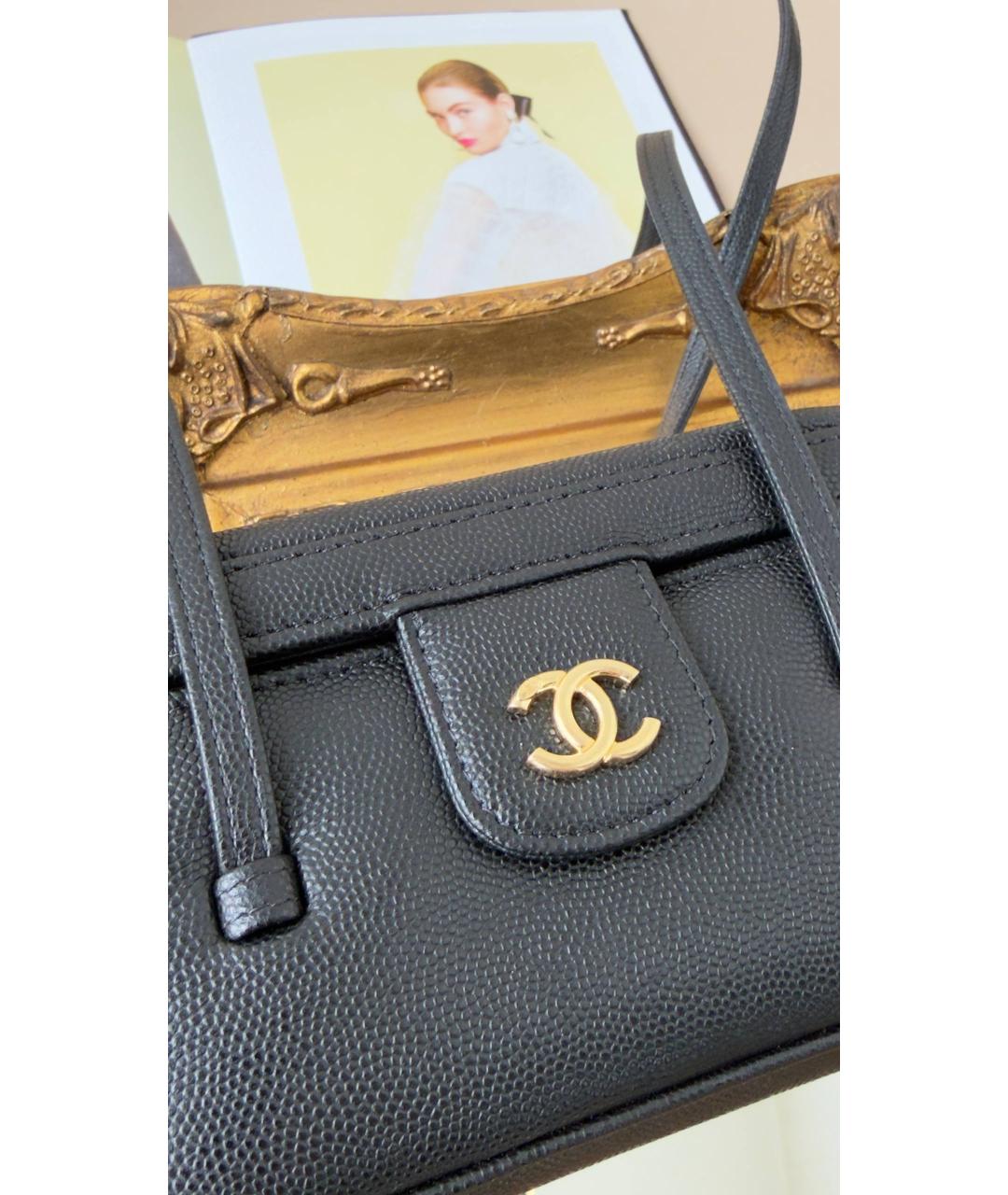 CHANEL Черная кожаная сумка с короткими ручками, фото 4