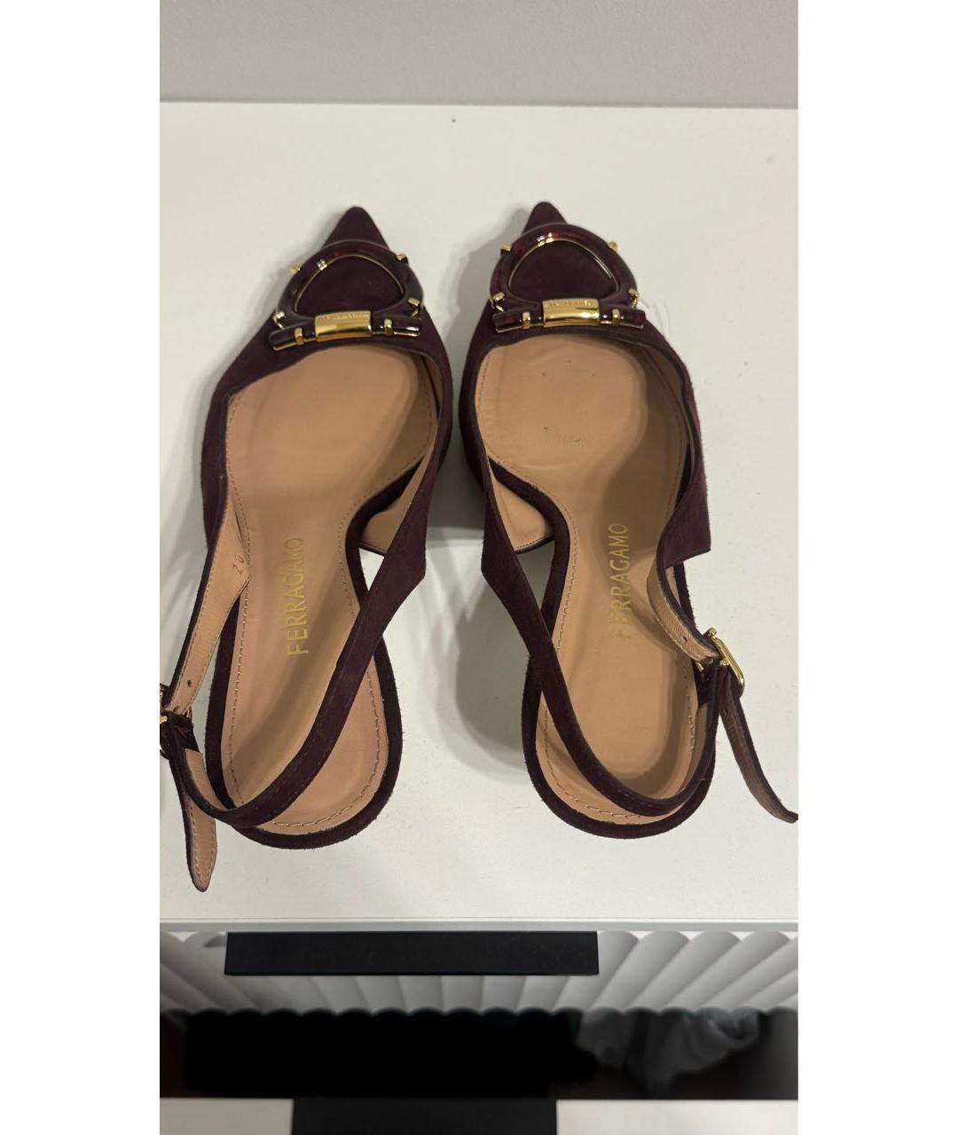 FERRAGAMO Бордовые замшевые лодочки на низком каблуке, фото 3