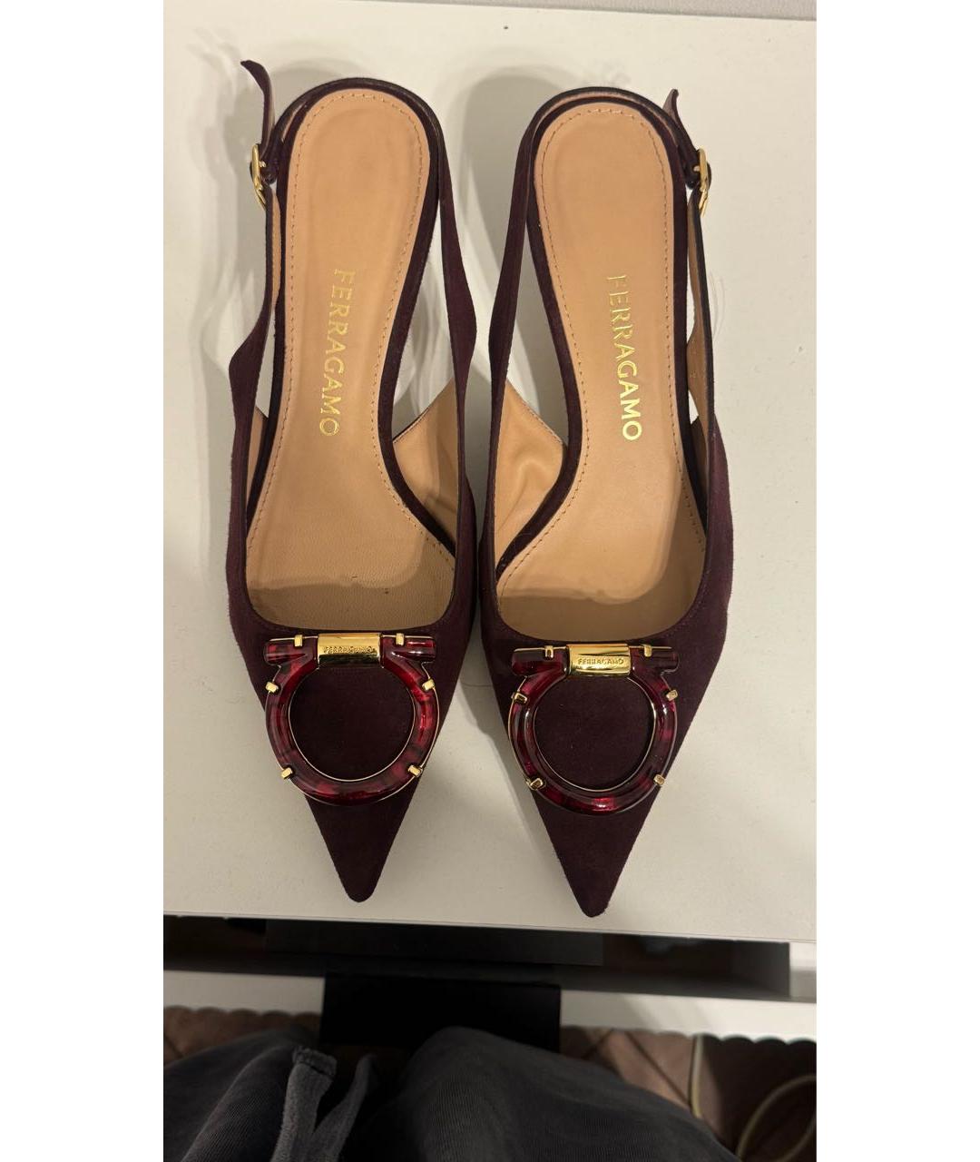 FERRAGAMO Бордовые замшевые лодочки на низком каблуке, фото 2