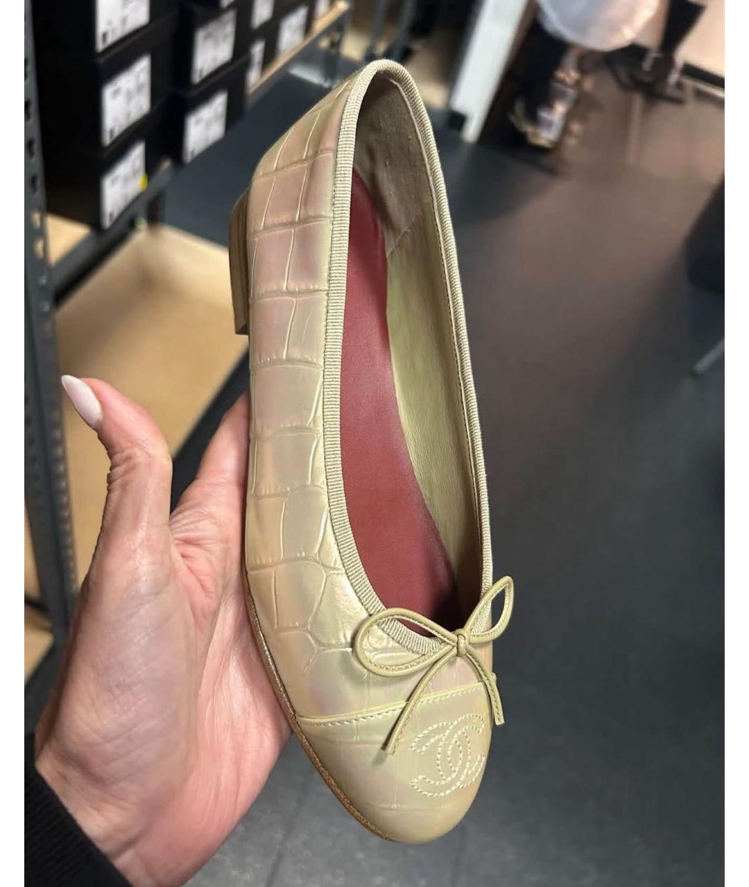 CHANEL Золотые туфли из лакированной кожи, фото 6