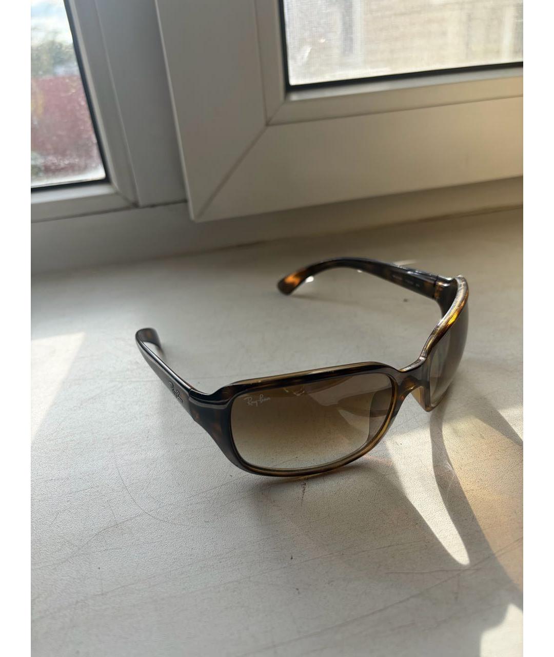 RAY BAN Коричневые пластиковые солнцезащитные очки, фото 2