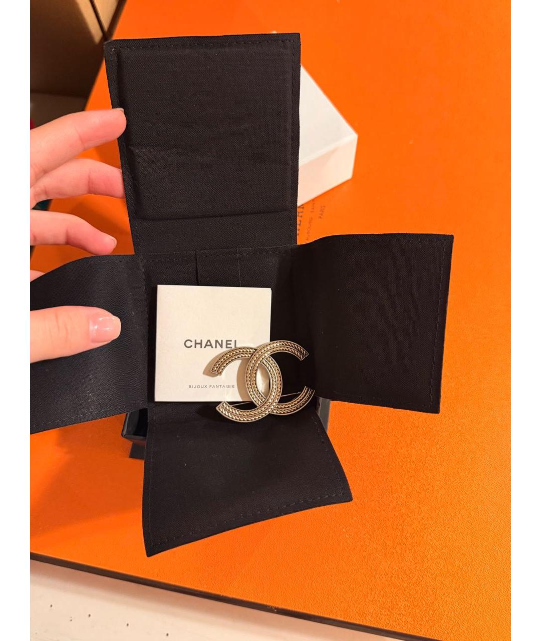 CHANEL Золотая брошь из белого золота, фото 5