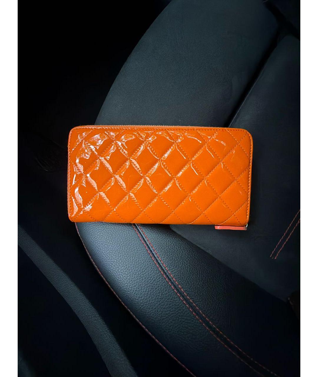 CHANEL Оранжевый кошелек из лакированной кожи, фото 3