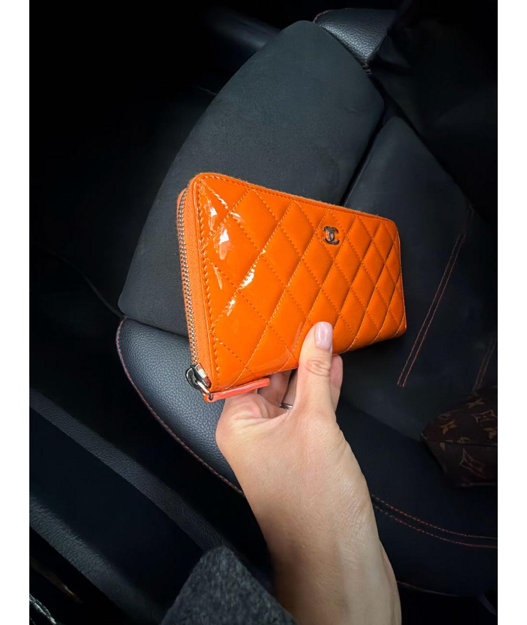 CHANEL Оранжевый кошелек из лакированной кожи, фото 2