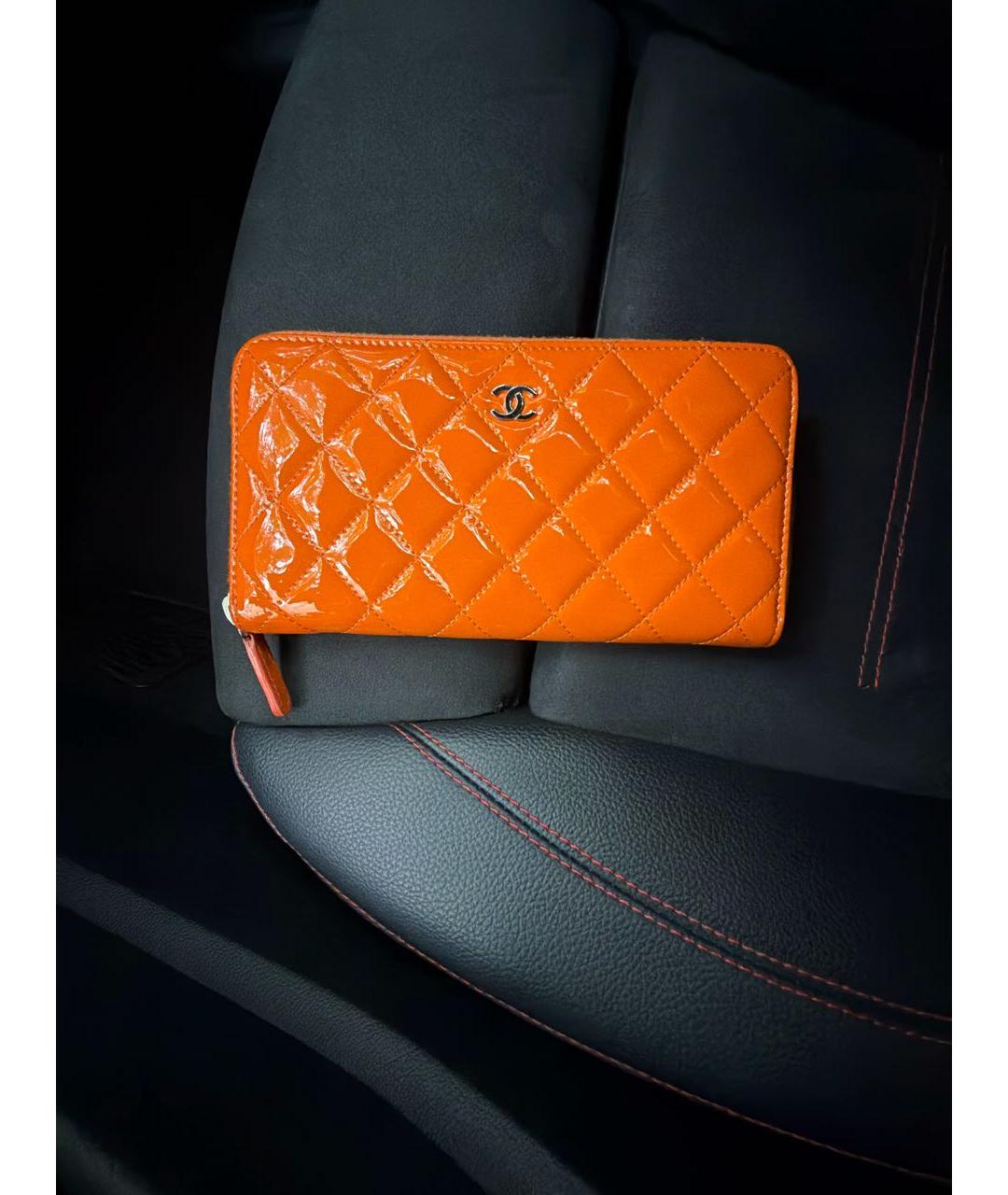 CHANEL Оранжевый кошелек из лакированной кожи, фото 6