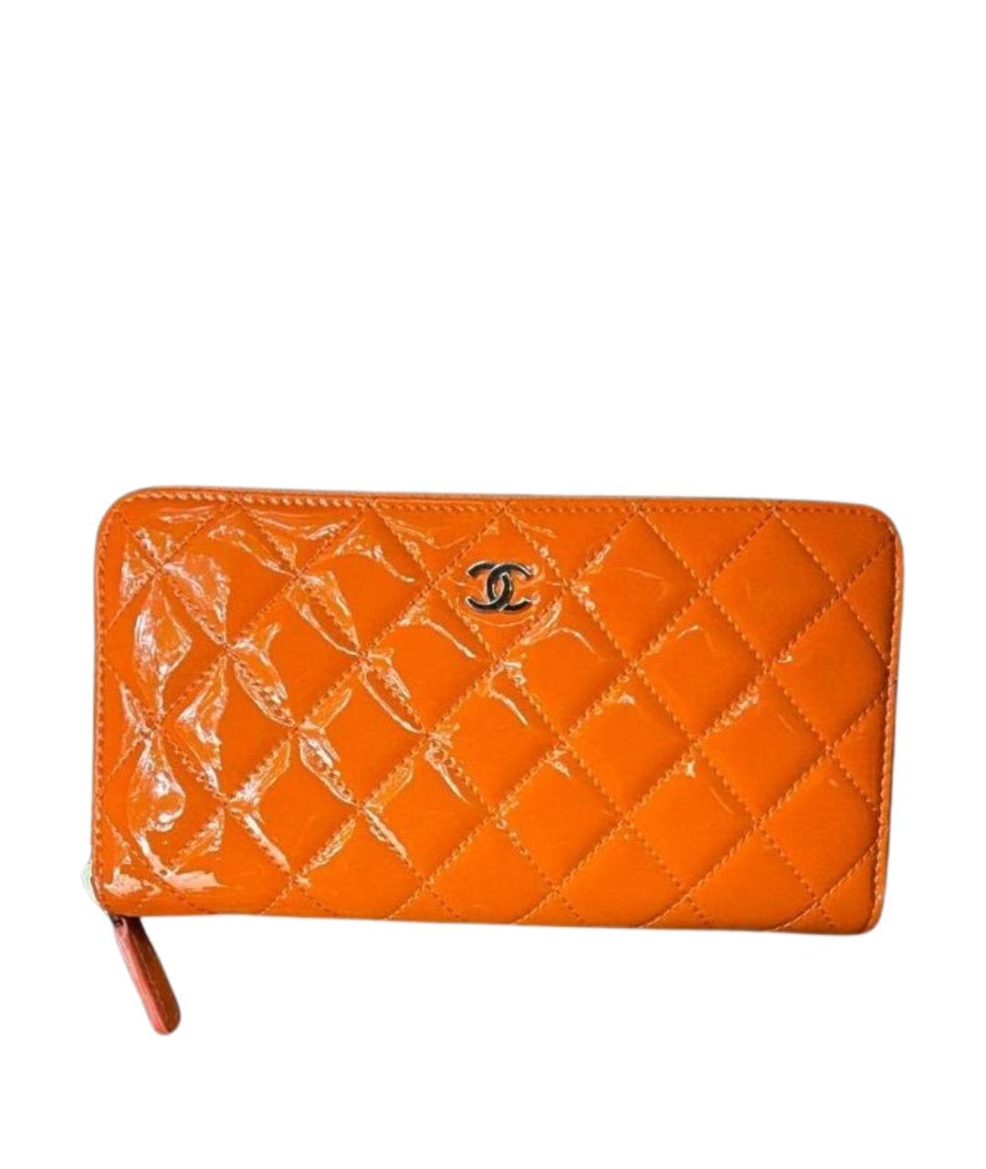CHANEL Оранжевый кошелек из лакированной кожи, фото 1
