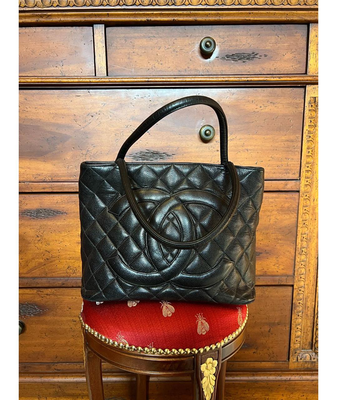 CHANEL Черная кожаная сумка тоут, фото 5