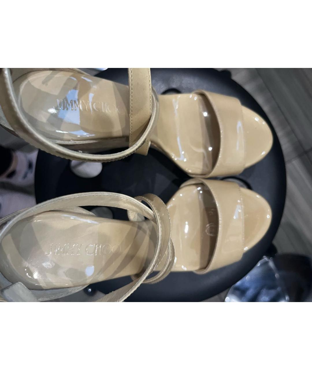 JIMMY CHOO Бежевые босоножки из лакированной кожи, фото 3