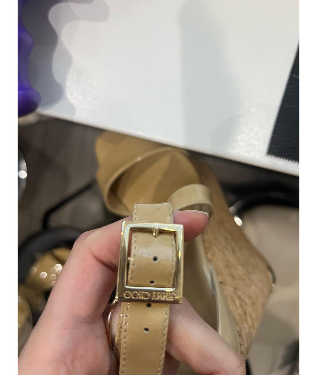 JIMMY CHOO Бежевые босоножки из лакированной кожи, фото 6
