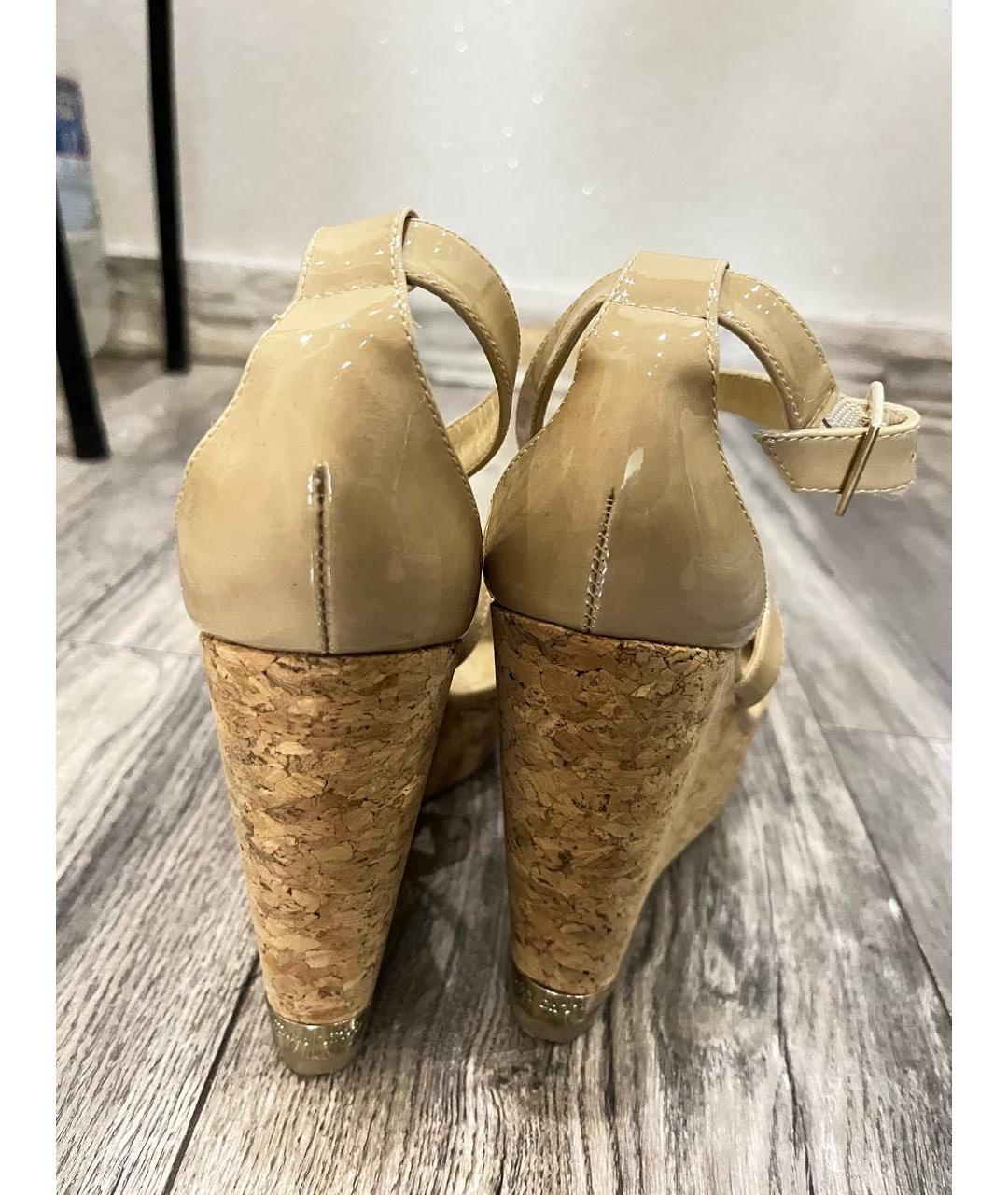 JIMMY CHOO Бежевые босоножки из лакированной кожи, фото 4