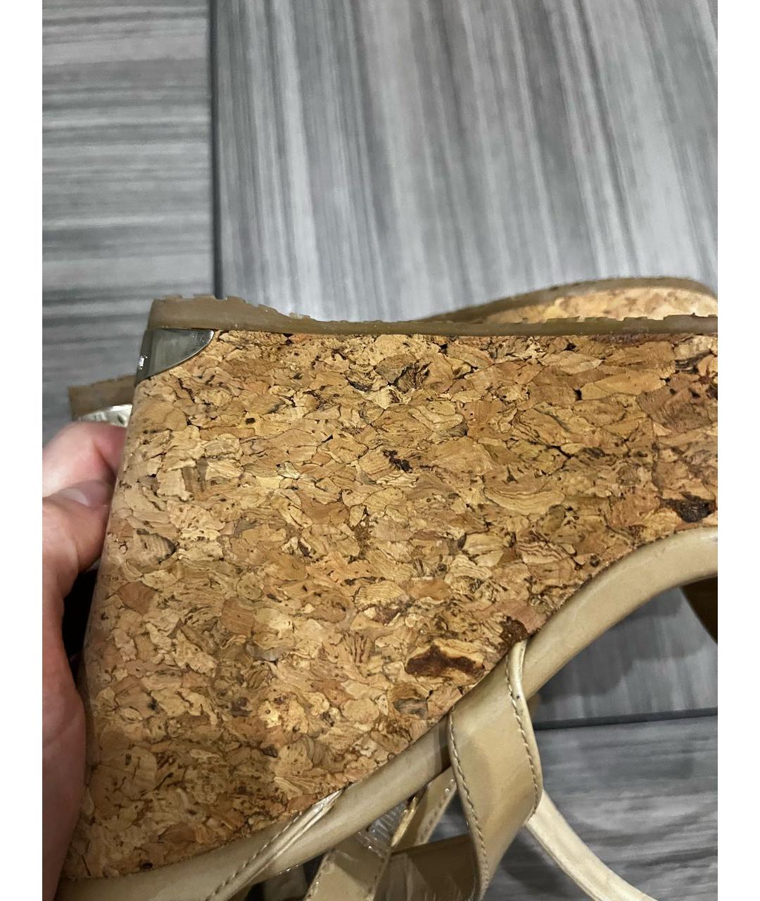 JIMMY CHOO Бежевые босоножки из лакированной кожи, фото 5