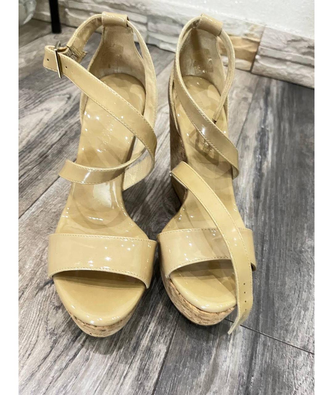 JIMMY CHOO Бежевые босоножки из лакированной кожи, фото 2