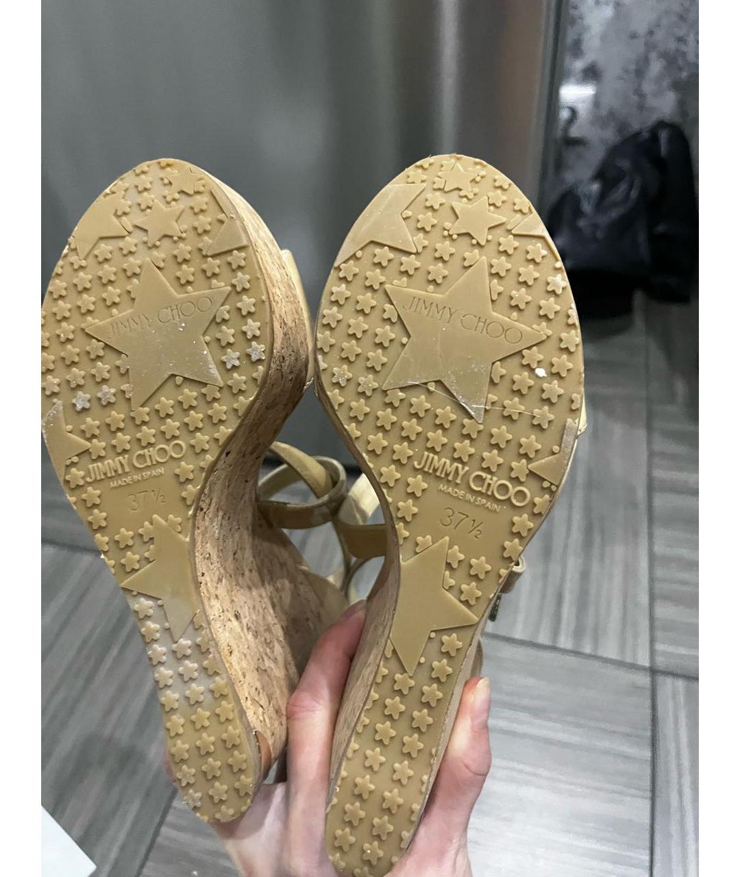 JIMMY CHOO Бежевые босоножки из лакированной кожи, фото 7
