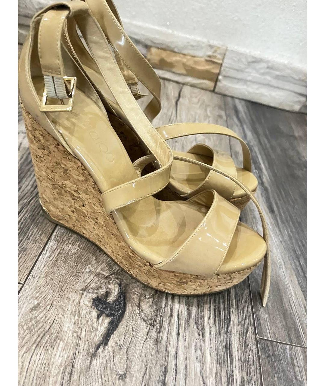 JIMMY CHOO Бежевые босоножки из лакированной кожи, фото 8