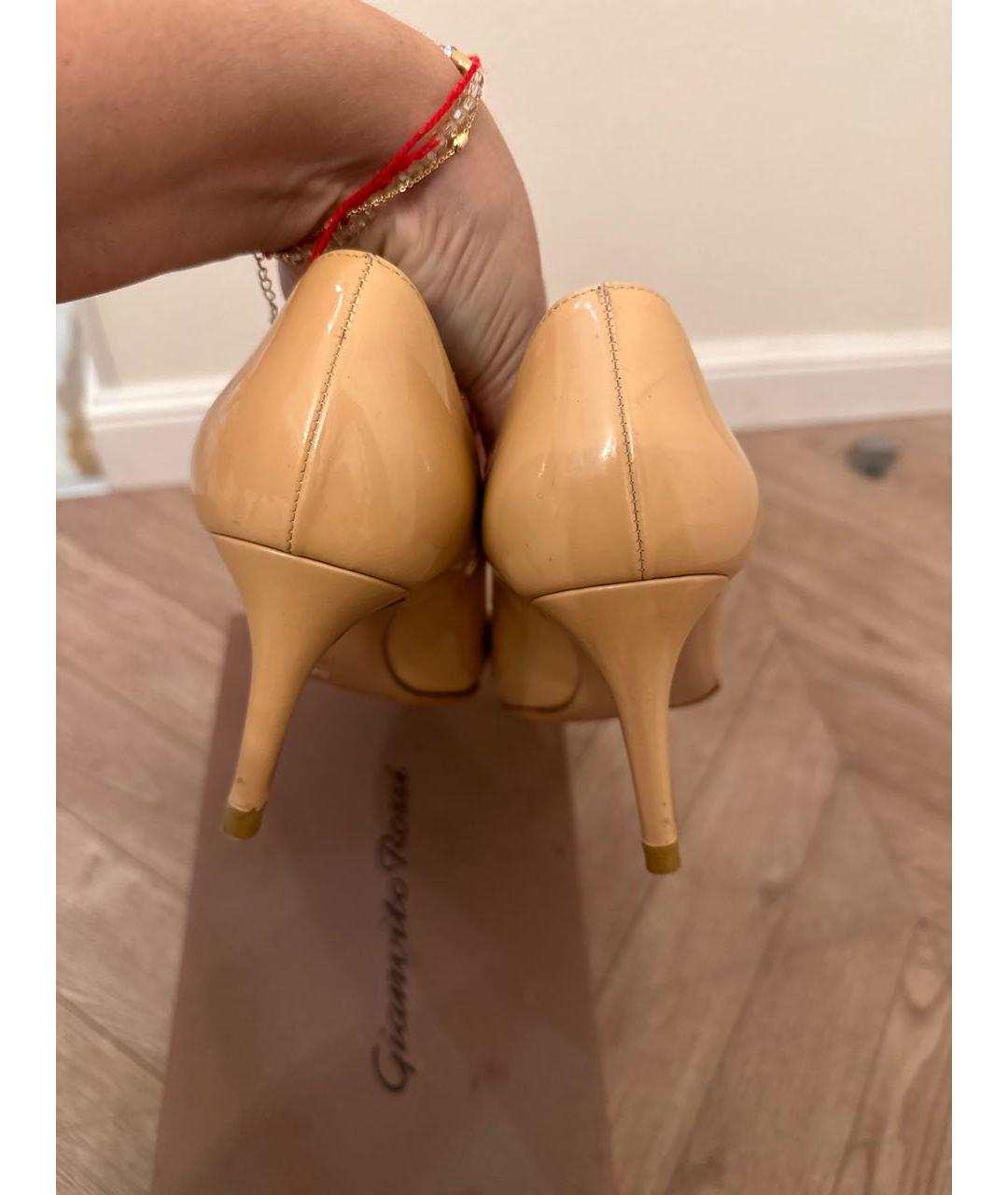 GIANVITO ROSSI Бежевые туфли из лакированной кожи, фото 5