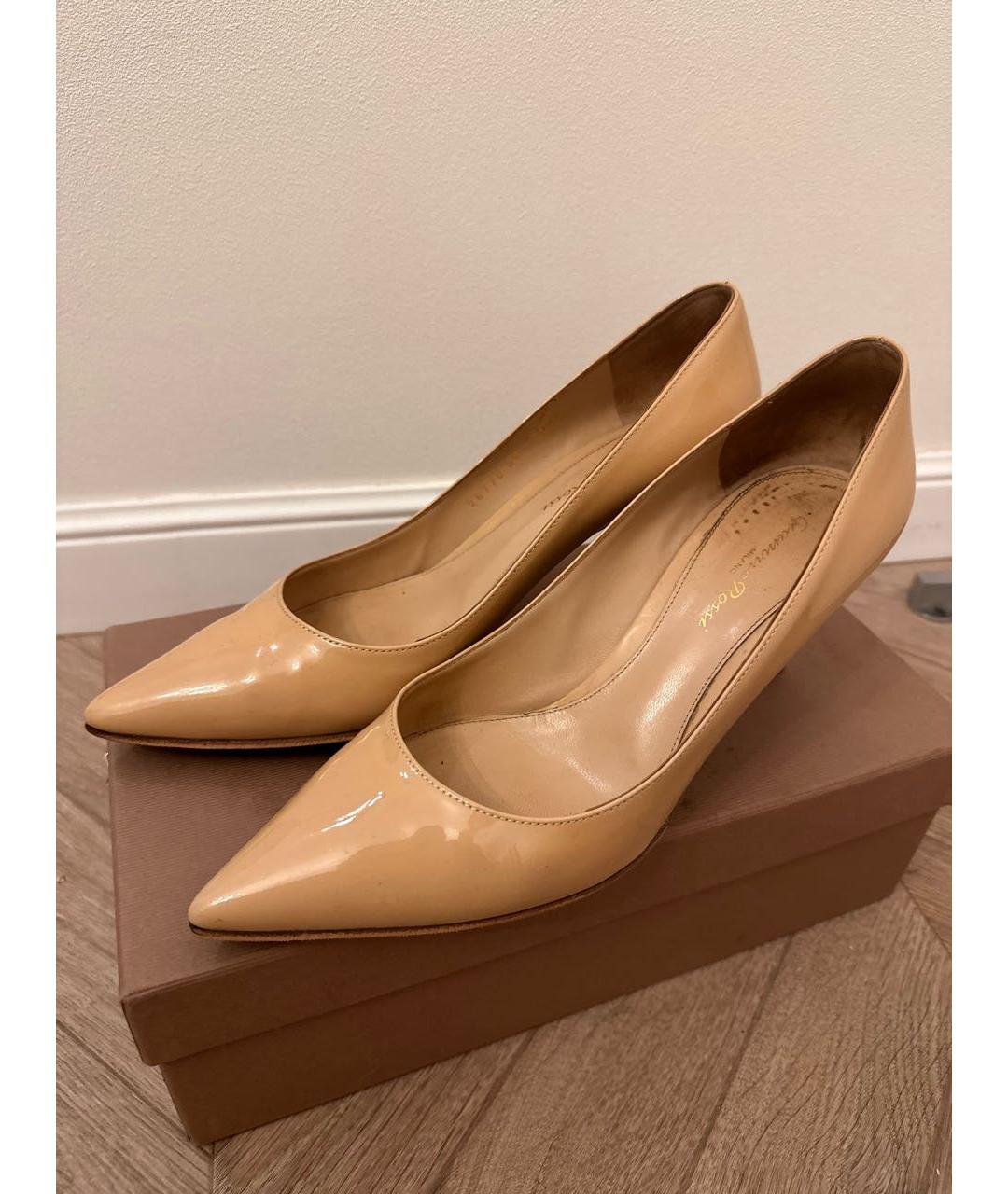 GIANVITO ROSSI Бежевые туфли из лакированной кожи, фото 3