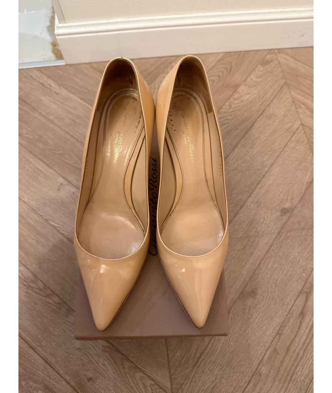 GIANVITO ROSSI Бежевые туфли из лакированной кожи, фото 4
