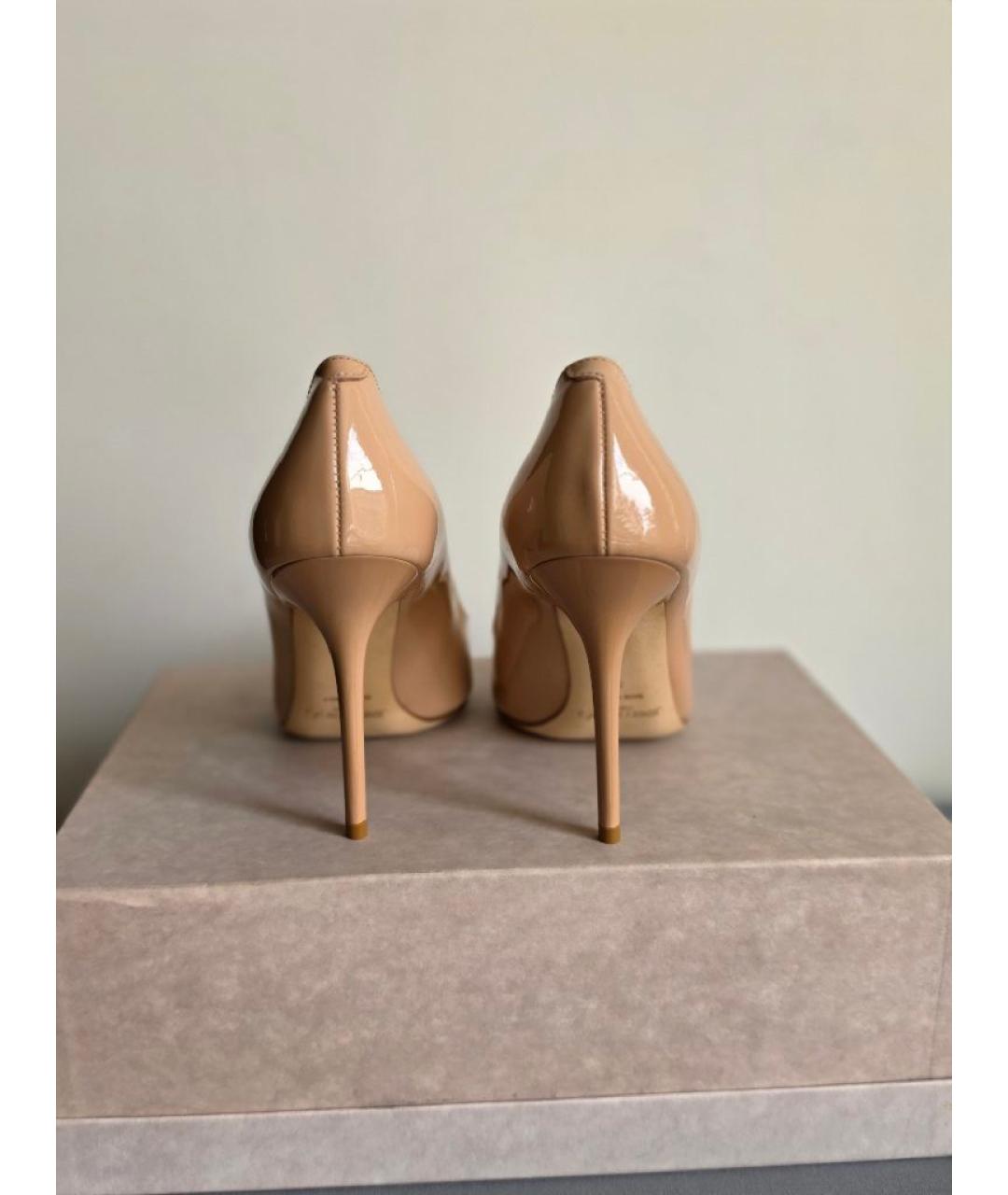 JIMMY CHOO Бежевые туфли из лакированной кожи, фото 4