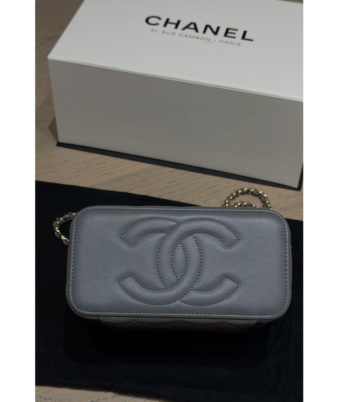 CHANEL Серая сумка через плечо из лакированной кожи, фото 4