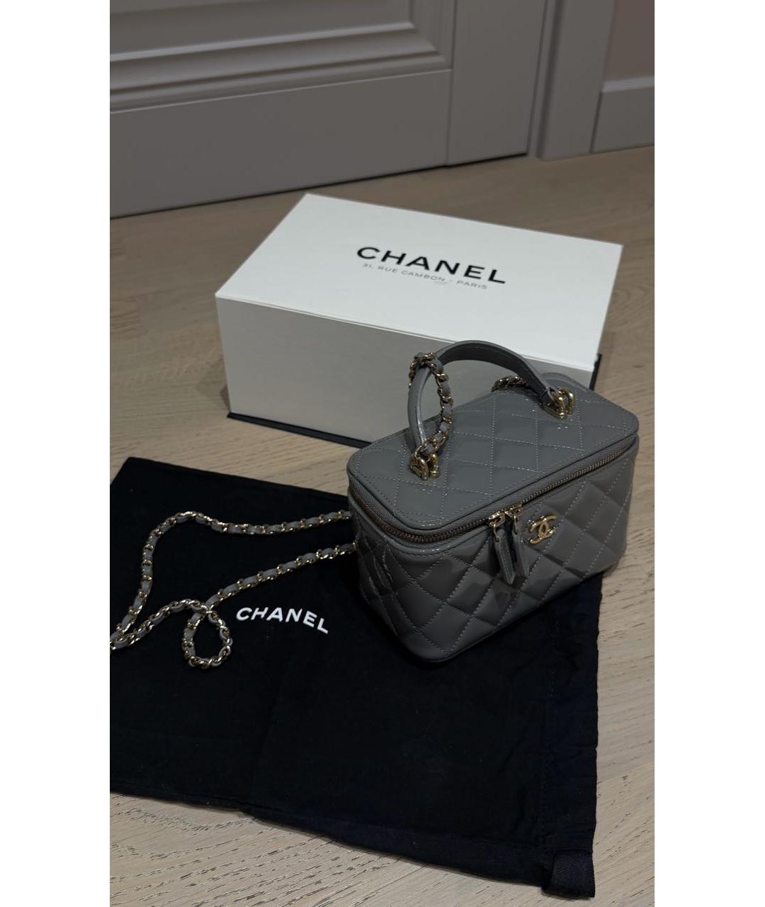 CHANEL Серая сумка через плечо из лакированной кожи, фото 3