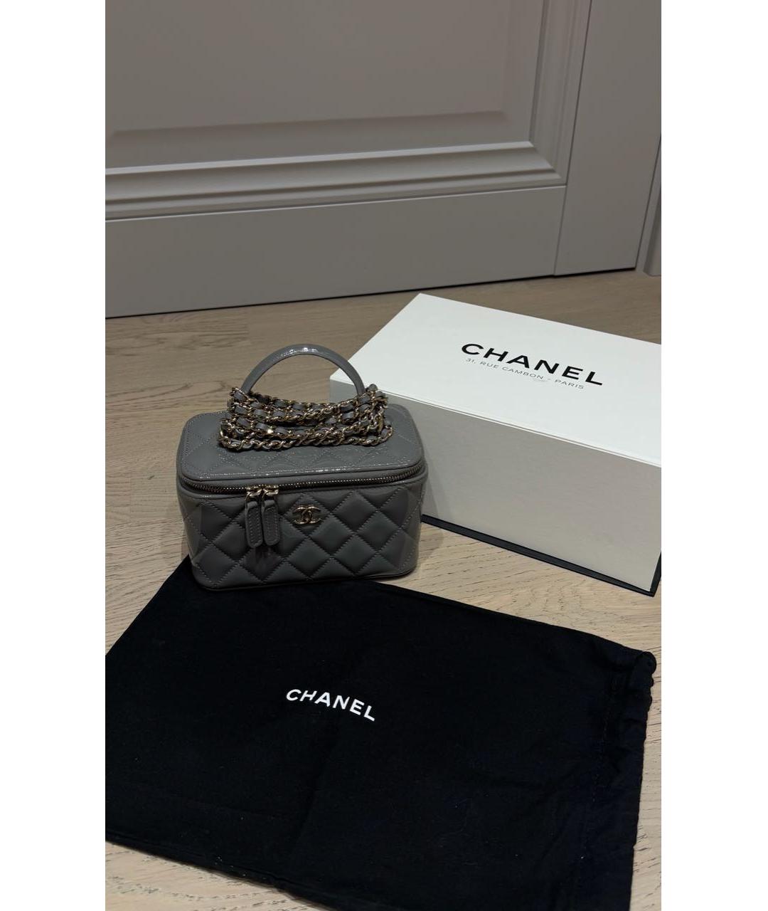 CHANEL Серая сумка через плечо из лакированной кожи, фото 2