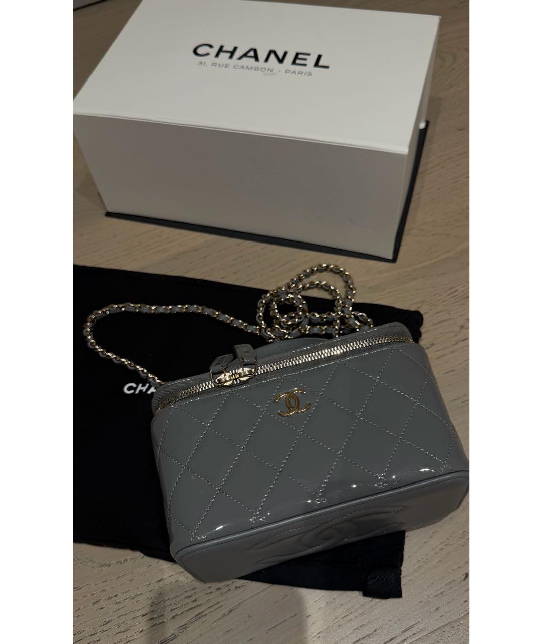 CHANEL Серая сумка через плечо из лакированной кожи, фото 5