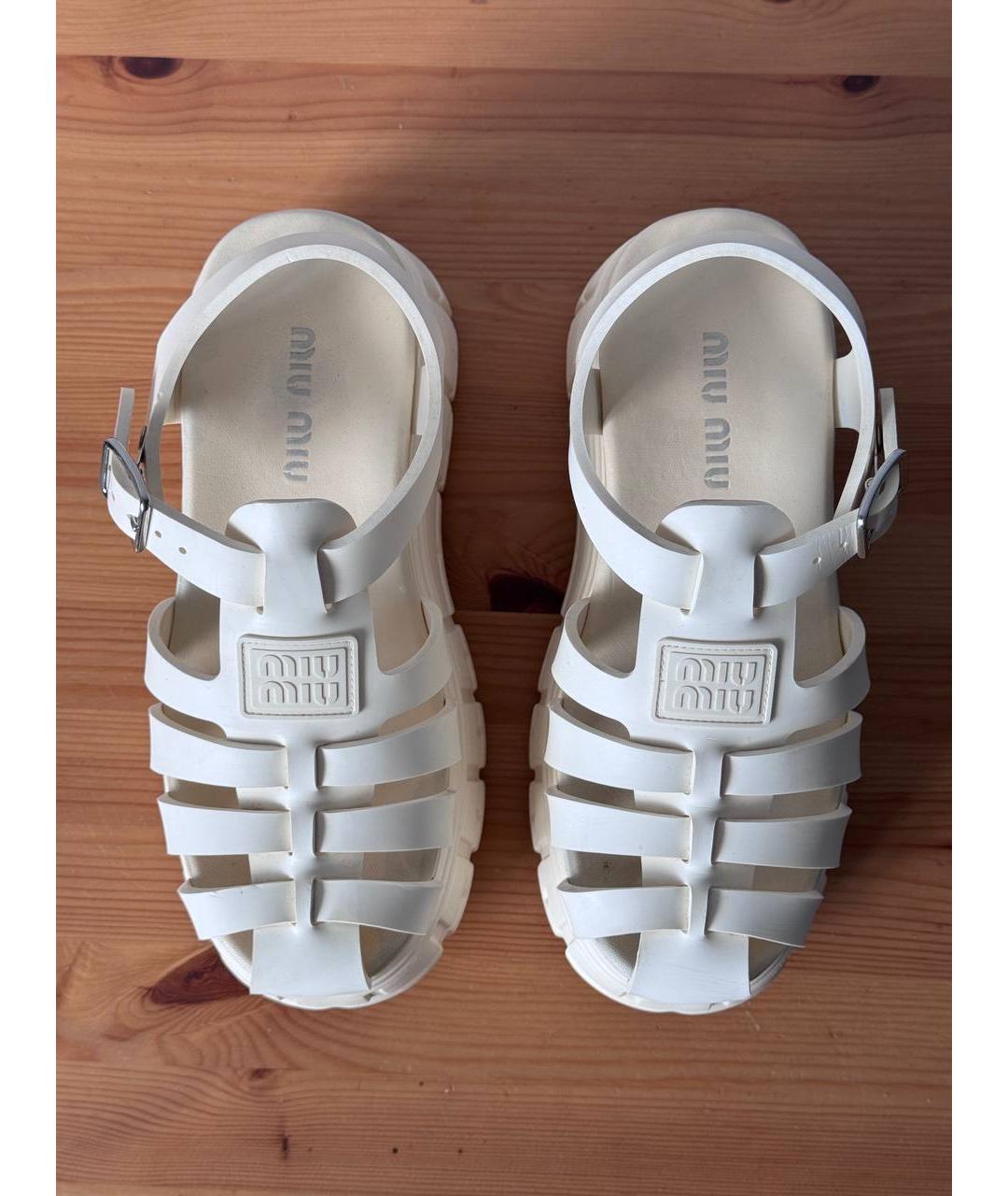 MIU MIU Белые резиновые босоножки, фото 5