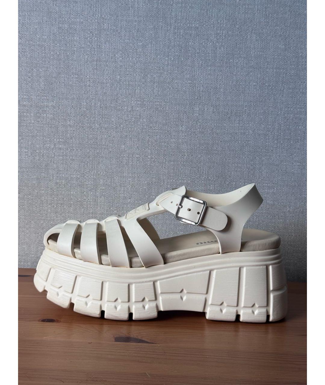 MIU MIU Белые резиновые босоножки, фото 6