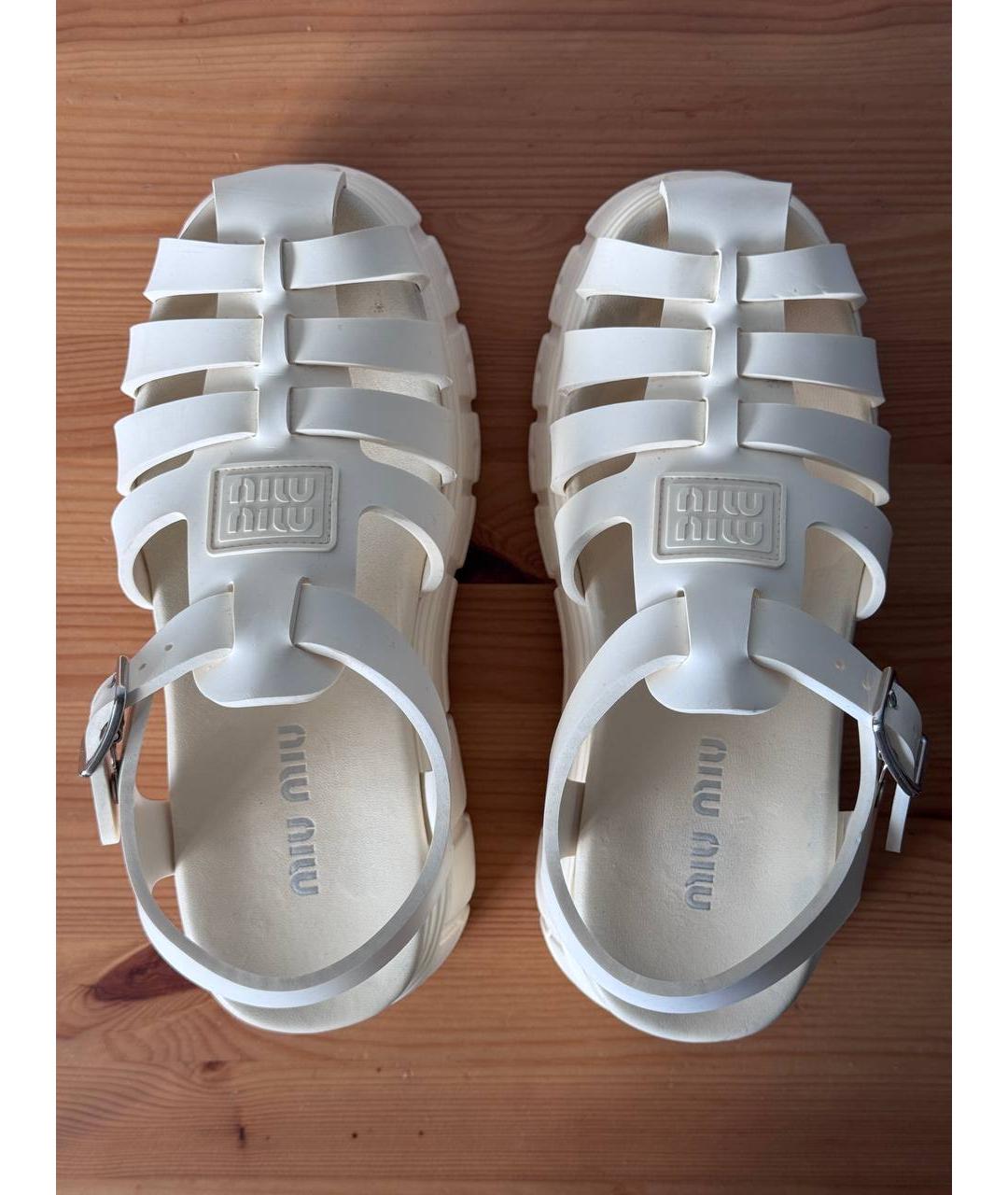 MIU MIU Белые резиновые босоножки, фото 2