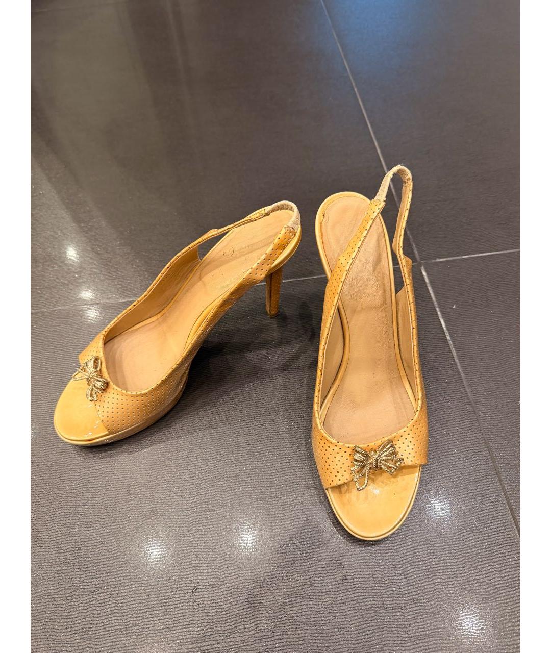 CHANEL Золотые кожаные босоножки, фото 6