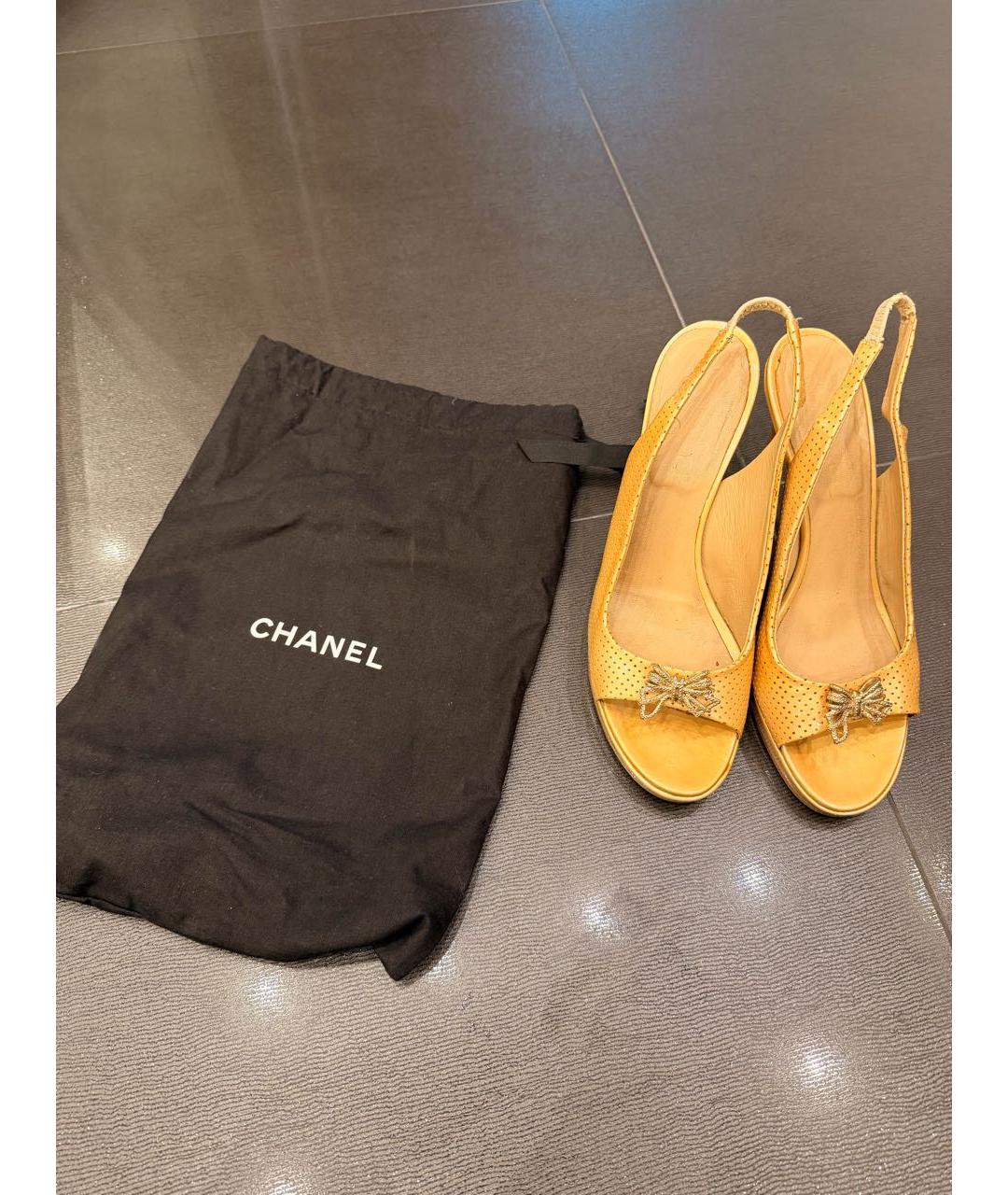 CHANEL Золотые кожаные босоножки, фото 2