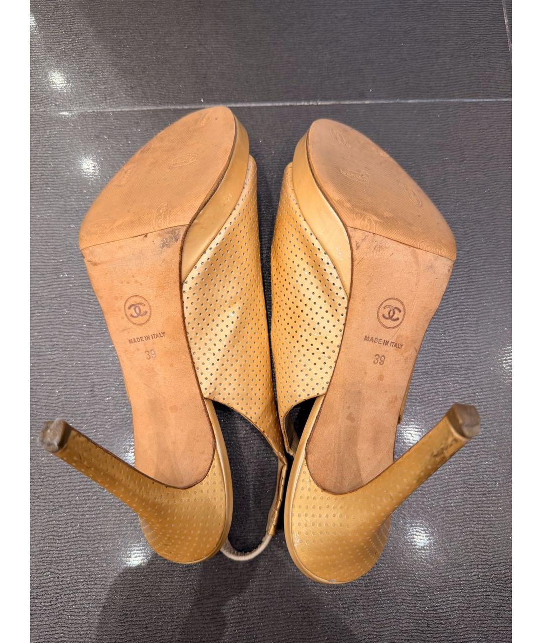 CHANEL Золотые кожаные босоножки, фото 5