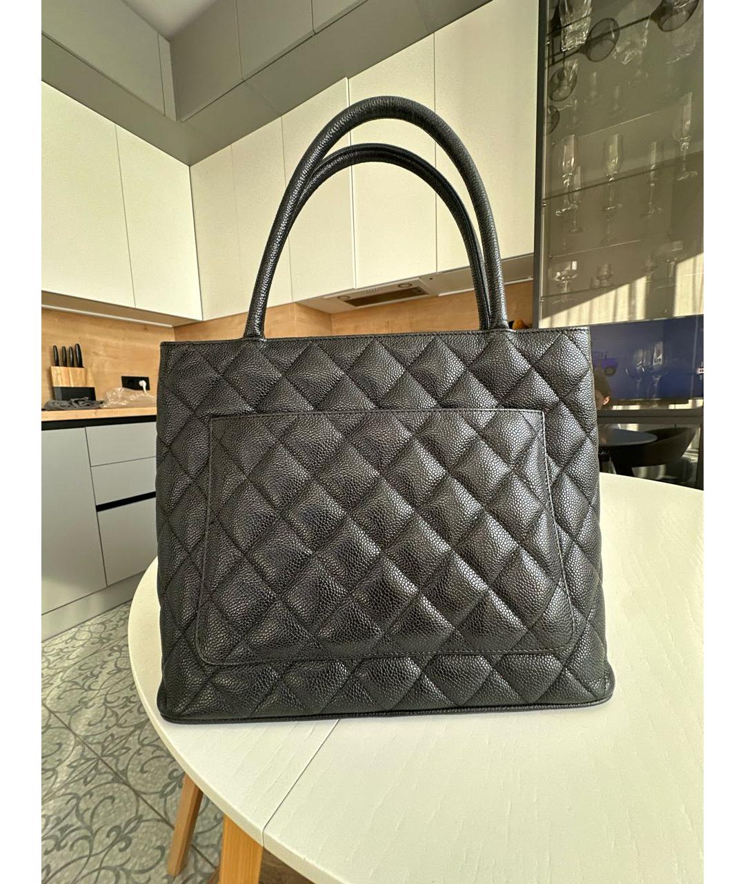 CHANEL Черная кожаная сумка с короткими ручками, фото 3