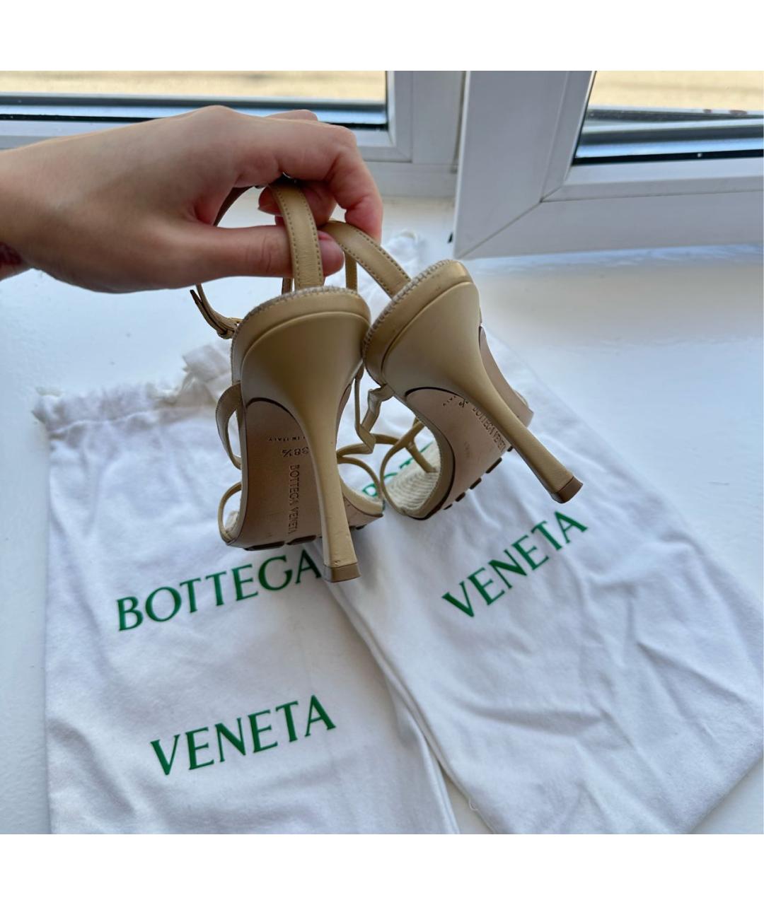 BOTTEGA VENETA Бежевые кожаные босоножки, фото 3