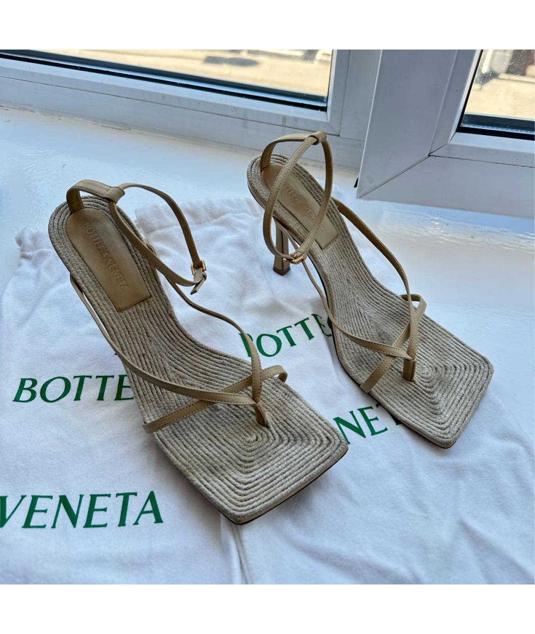 BOTTEGA VENETA Бежевые кожаные босоножки, фото 7